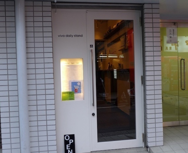 【話題店チェック】FC展開を視野に都内23区内に600店舗の「vivo daily stand（ビーボデイリースタンド）」を目指すVIVO PRODUCTION TOKYOの鈴木健太郎氏が9月24日にオープンさせた「目黒店」は直営最後となる予定