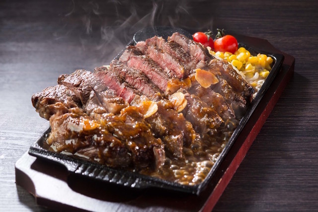 【衝撃の2.9ポンドステーキ】肉(29)の日に限定5食の1.3kgオーバーの山盛りのステーキを食らおう!