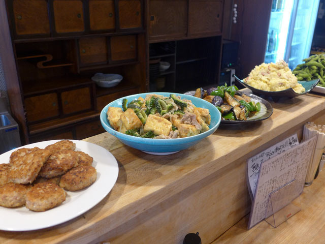 大衆酒場の聖地・大山で勝負するネオ酒場「うっちゃり」笑顔が魅力の男前女将が仕切る