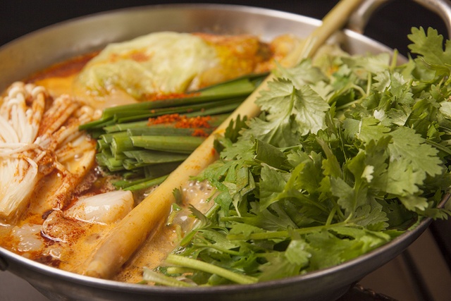 トムヤムもつ鍋にパクチー鬼盛り！ローストビーフを果物ソースでしゃぶしゃぶ！2種類の新感覚鍋に注目