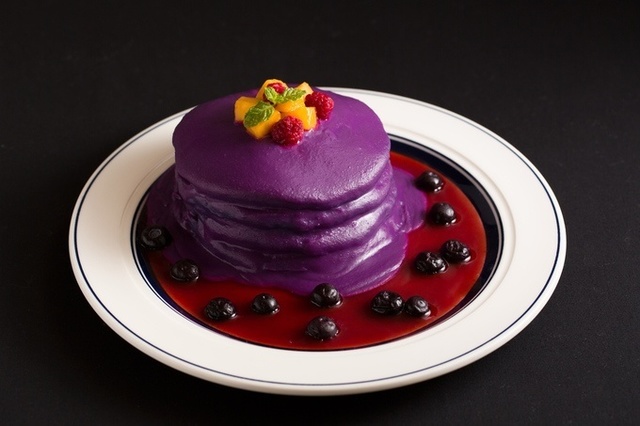 SNSで話題！紫色のパンケーキが10月限定『Eggs ’n Things全店』で食べられるぞ！