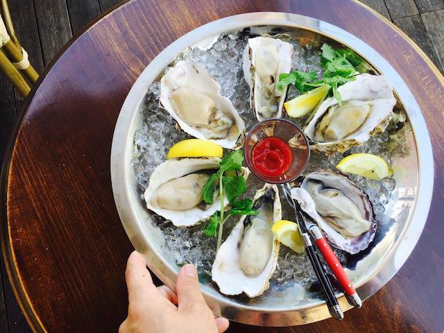 角打併設の一軒家ビストロ「SAKE × 牡蠣鉄板 港町バル」学芸大学に日本酒と三陸シーフード発信の拠点が誕生