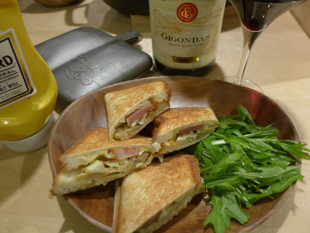 西荻、のんべえ横丁の新世代立ち呑み「山小屋バル 西荻ヒュッテ」夜毎酒好きが集まる都会の横丁で“山”を感じる