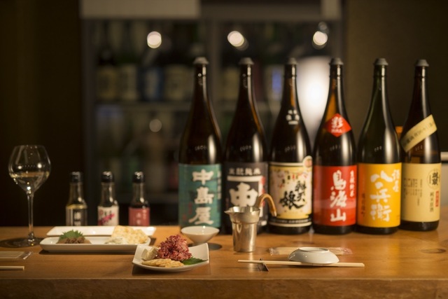 2,000円で40種以上の日本酒を飲み比べ!純米酒を専門に扱うスタンディングバー『YATA』
