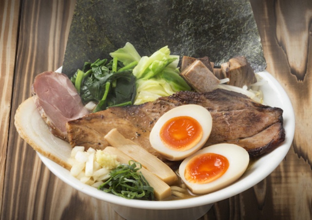 丼を埋め尽くすほどの“豪快炙りチャーシュー”に注目!『光麺』から春の新メニューが登場!