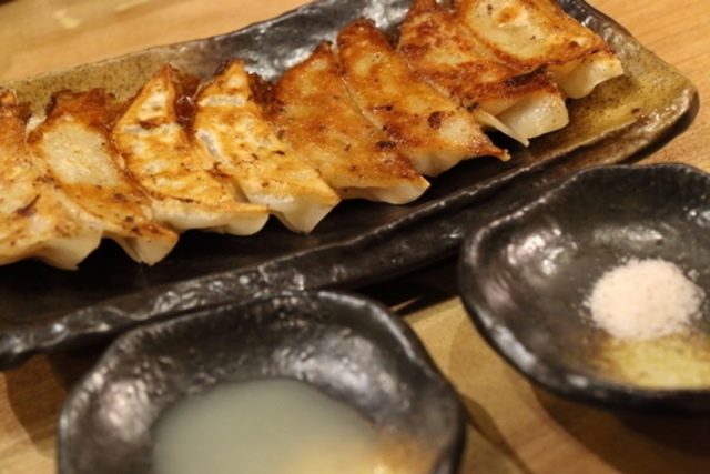 餃子居酒屋の最前線はブランド豚・芳寿豚100％のプレミアム餃子！「芳寿豚専門 北新地 ぎょうざ家」（大阪・北新地／プレミアム餃子専門店）