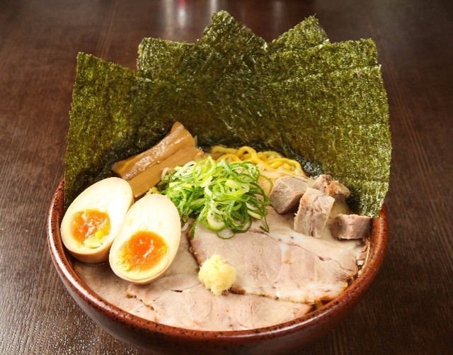 味噌を炙った超濃厚なスープは冷めない！『真武咲弥』の至高の味噌ラーメンを食せ！