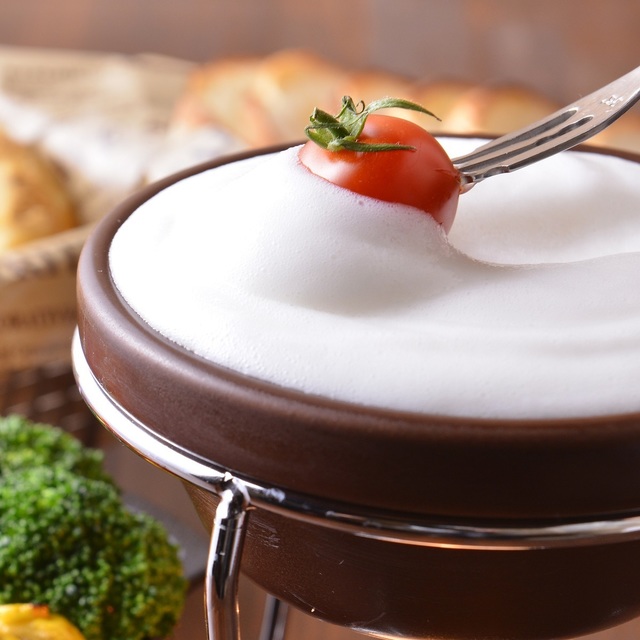 泡のようにとろ〜り新感覚！11種類のソースで楽しむチーズフォンデュが話題！『ガーデンファーム』