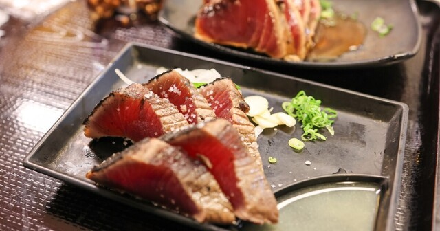 新宿の飲み屋11選をエリア別紹介！老舗酒場に藁焼き、立ち飲みまで