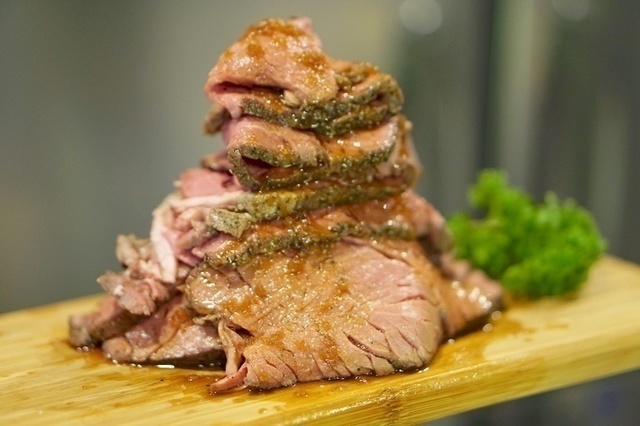 【西新宿】牛・豚・鶏肉が1,000円で食べ放題！？人気の「肉祭り」がグレードアップして戻ってきたぞ！