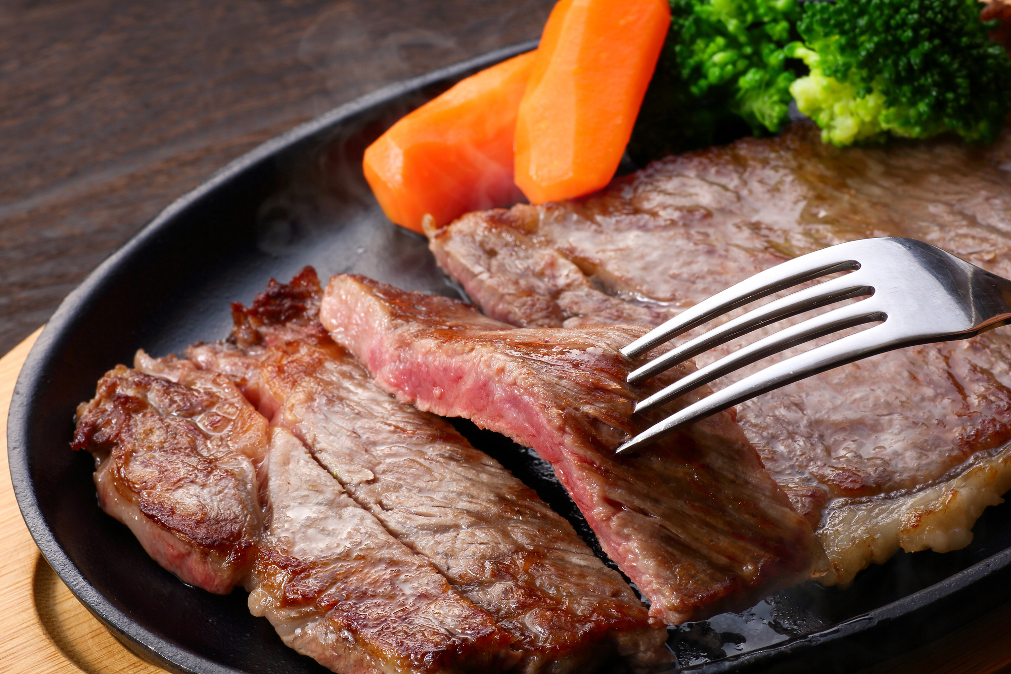 沖縄｜国際通りでおすすめのステーキ5選！観光に来たら行くべき人気店にショーが観られるお店も | favy[ファビー]