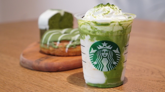 【本日発売】スタバの新作は分厚いチョコケーキがそのままドン！話題の抹茶フラペチーノ飲んでみた！