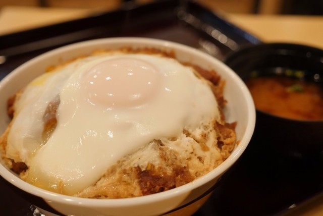 【銀座】溢れる黄身が堪らない『銀座 梅林』の「スペシャルカツ丼」