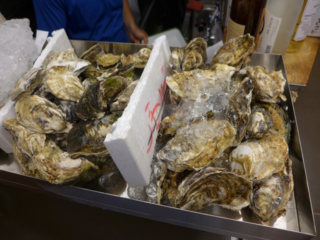 昭和を残すカオスな新宿思い出横丁に「牡蠣と魚」が登場。 老舗築地仲卸、築地三代が牡蠣メインの魚酒場に挑戦