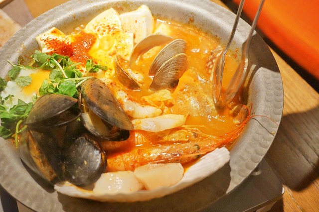 【町田】期間限定の「海鮮スンドゥブチゲ」を見逃すな！鉄鍋餃子や馬刺しなど九州料理が楽しめる『獅子丸』