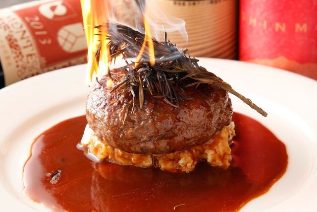 目の前で香草を焼く豪華な演出！見た目も味も豪華なハンバーグ『ビストロランタン 武蔵小杉店』