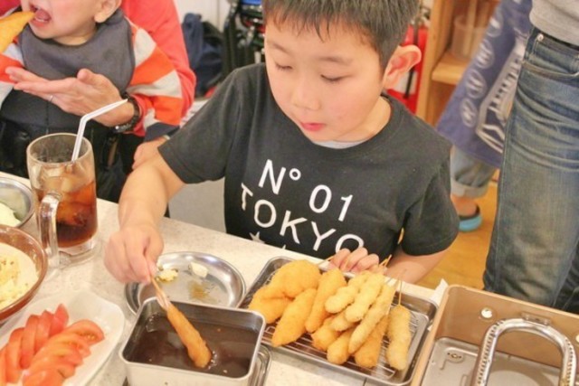 子どもだけの特典!手作りたこ焼きや無料ソフトクリームも。夏休みは親子で『串カツ田中』へ。