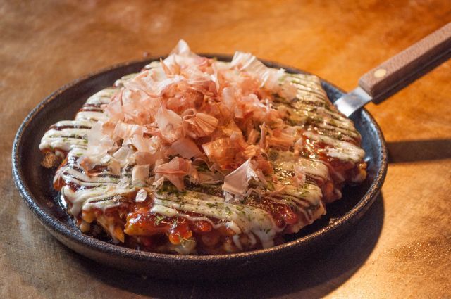 お好み焼き×ワインのペアリングを仕掛ける 大阪発の「鉄板バルSOURCE」が三軒茶屋にオープン