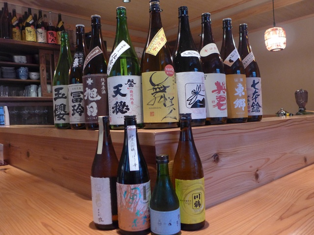 大人の酒街、荒木町で和の艶を引き継ぐ「燗コーヒー藤々」。 夫唱婦随で迎えてくれる和酒場は日常のハレを楽しむ