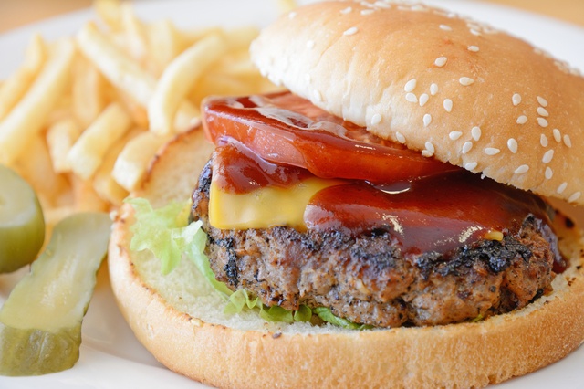 ファンを魅了した伝説のバーガー『お好み焼きバーガー』が復活！『ドムドム』にて9月1日から販売開始