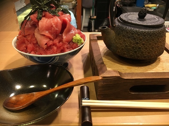 路地裏の悪立地ながら高コスパ商品と密度の高い接客でファンを獲得。「魚と酒 はなたれ 新橋店」の営業戦略とは？