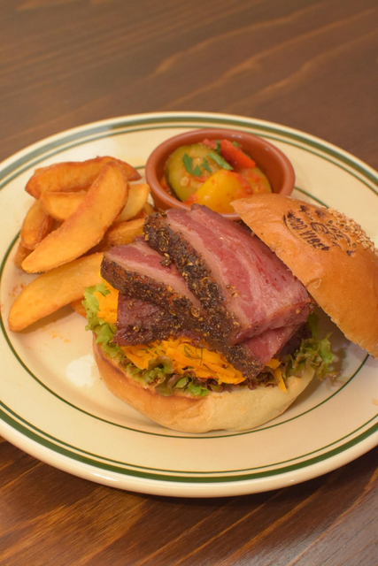 浅草橋に「THE GOOD VIBES」が開業。自家製パストラミを筆頭に、素材や自家製にこだわる「普通に最高に美味しい」料理を提供