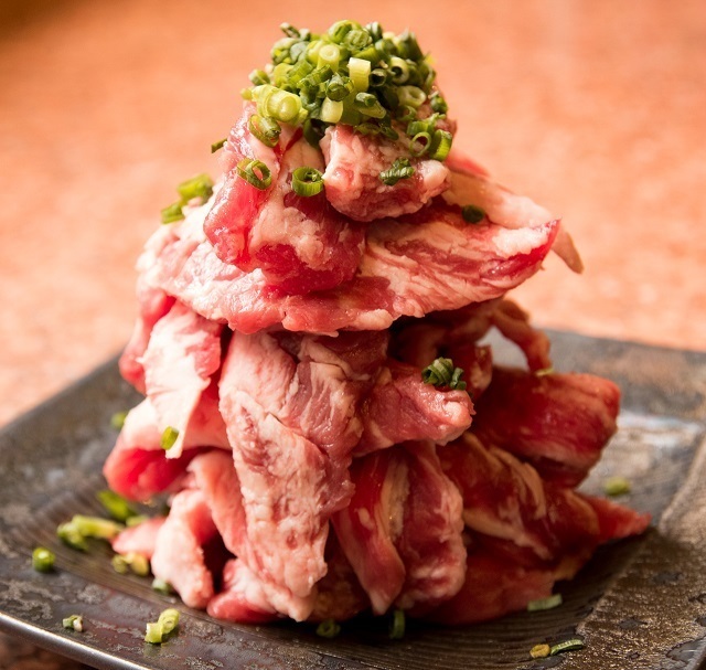 独立をめざし研鑽を積んだ兄弟が「炭火焼肉 矢つぐ」を新小岩に開業。直送肉を炭火でスタッフが焼く高付加価値の焼肉で、高いリピート率を実現