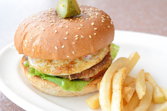 みんなはどれが好き!?『マクドナルド』の期間限定「月見バーガー」の人気ランキング！