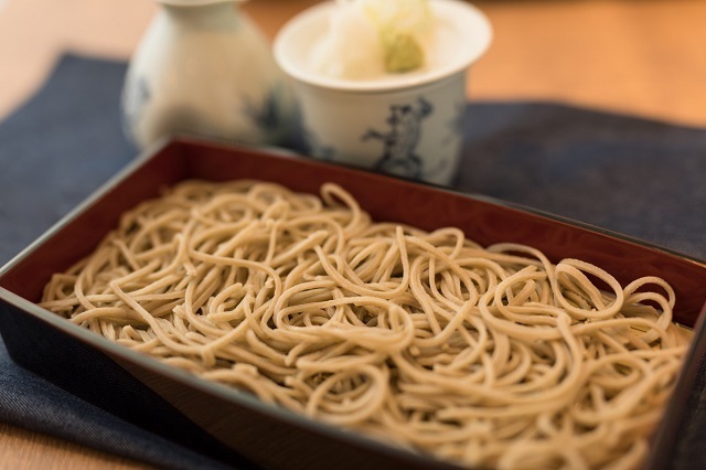 新世代の台頭。28歳気鋭のオーナーが新宿に「UONOSU」を開業。隠れ家的空間で産直鮮魚と手打ちそばを提供、新宿でドミナント展開をめざす