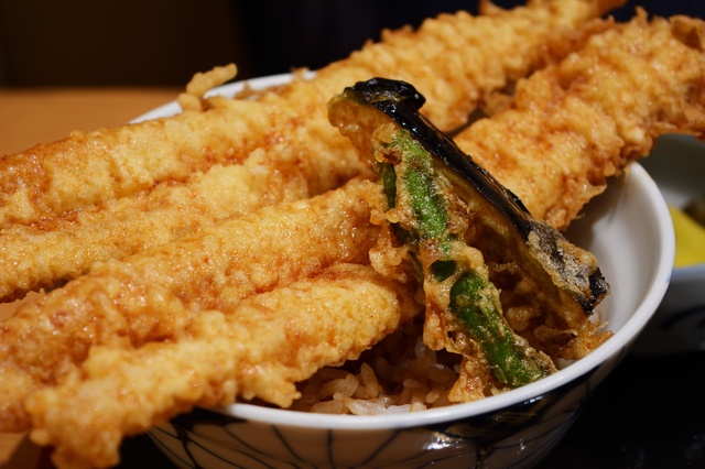 東京｜どんぶりから飛び出すド迫力!!都内で巨大な「穴子天丼」を堪能できる店5選