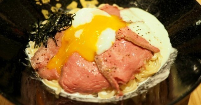 【麺界に衝撃走る】まるでカルボナーラ!?濃厚クリーミーな“新感覚”油そばがやばい！『ビースト』