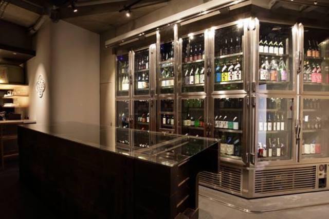 秋田純米酒×秋田キュイジーヌを提案する「秋田純米酒処 恵比寿店」がGEMS恵比寿に開業。コンセプトを徹底的に深堀りした、強い店づくりに注目