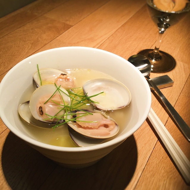 池袋の繁華街を抜けた静かなエリアに佇む、地域密着型ワインバー「escravo」。だしや味噌も使った“他にはないけど本格的”なメニューと厳選ビオワインで人気