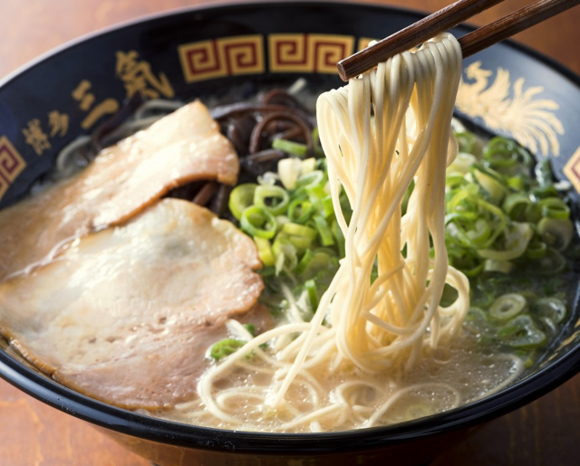 【100円】とんこつラーメン『博多三氣』が創業10周年セールを開催！