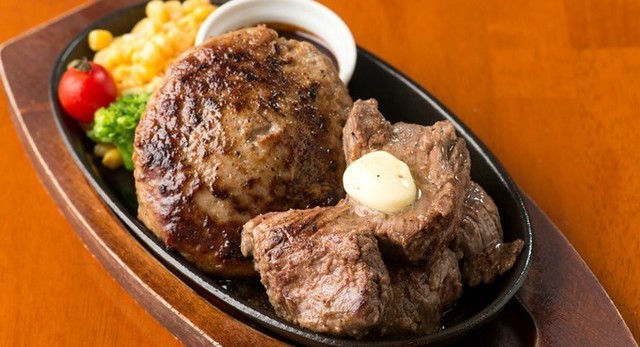 【挑戦者求む】総重量1000gを完食できるか!?4段重ねのチーズバーガーはまさにモンスター級『肉の村山』