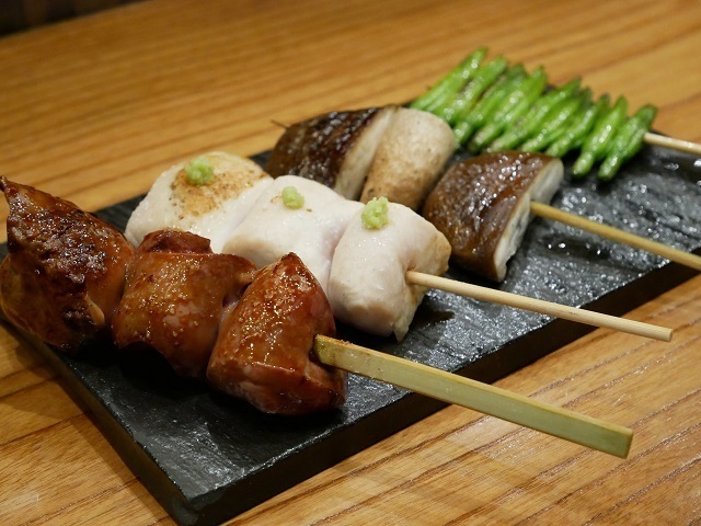 立川の「炭火焼鳥 あら」は3種の銘柄鶏を備長炭で焼く焼鳥がウリ。