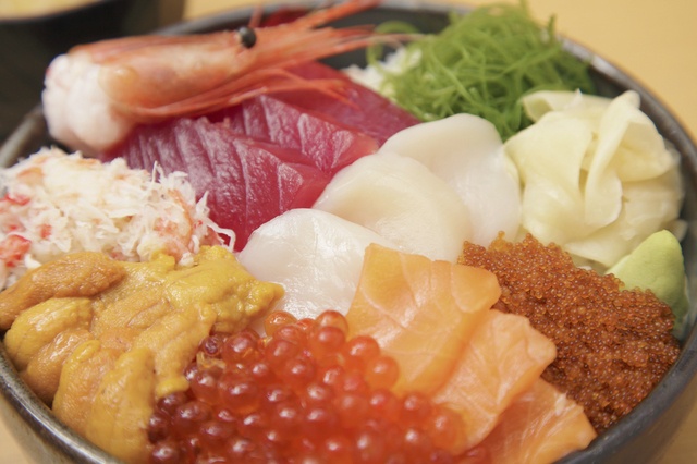 これで1,000円切ります！東京にあるコスパ最強「大盛り海鮮丼」5選