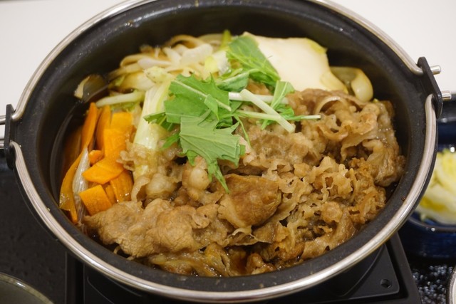 大きく切られたお肉に野菜の量もアップ！『吉野家』の「牛すき鍋膳」がパワーアップして発売開始！
