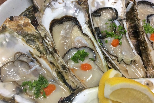 【仲町台】生も蒸しも焼きも牡蠣が1個100円！超絶お得な“カキ祭り”開催！『源八』