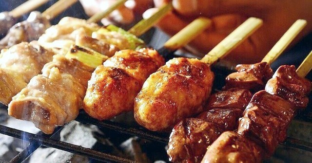 【神奈川】熟成肉を使った焼鳥に個性的なつけダレで楽しむもつ鍋！肉メインの和食を味わう『うる虎』