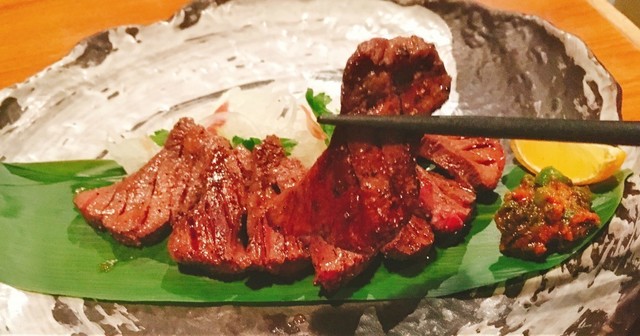 名物の牛タン焼きに鴨のタタキ寿司も！お酒が進む逸品料理とお酒を堪能『おだいどこ』