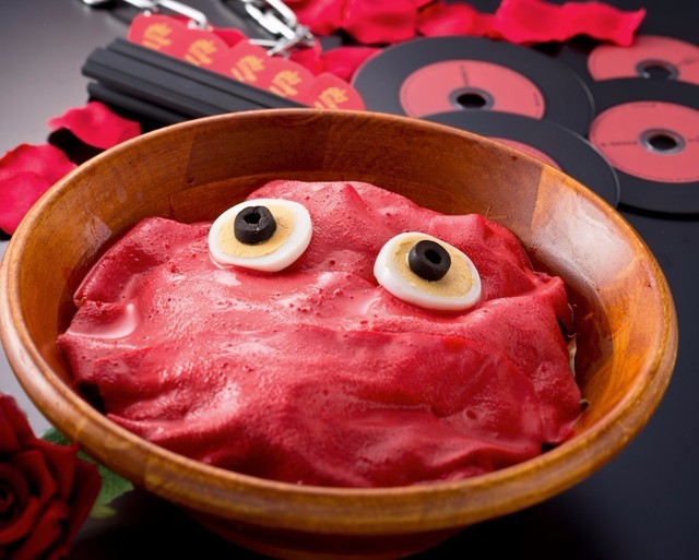 【期間限定】唐揚げもカルボナーラも赤一色?!赤に染まるイベントを開催『監獄レストラン ロックアップ』