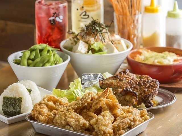 肉汁溢れる“骨付鳥”に金賞受賞の“からあげ”も!人気メニュー目白押しのコースで!『がブリチキン。』