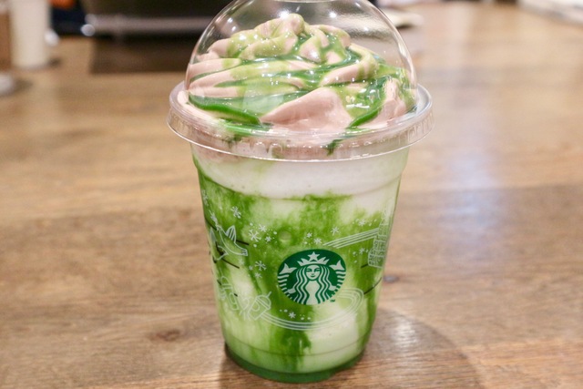 【裏ワザ】スタバの新作「抹茶ホワイトマーブルフラペチーノ」は“チョコ”ホイップに無料変更がおすすめ