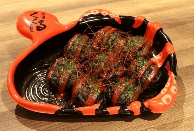 【大阪】「龍が如く」と『くくる』がコラボ！赤と黒の縞模様のたこ焼きを期間限定発売！