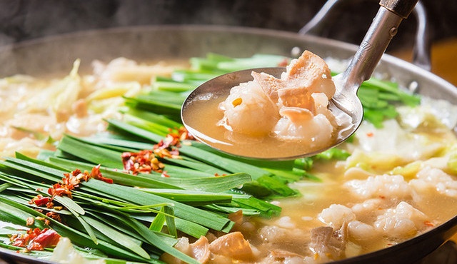 九州名物がここに集結！プルプルの国産牛もつがたっぷりのもつ鍋や鉄板餃子、馬刺しも堪能！『エビス』