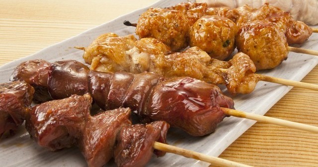 本格焼き鳥に辛旨よだれ鶏、ほっこり煮込みまで！鶏尽くしの料理を厳選地酒と堪能『カドクラ商店』