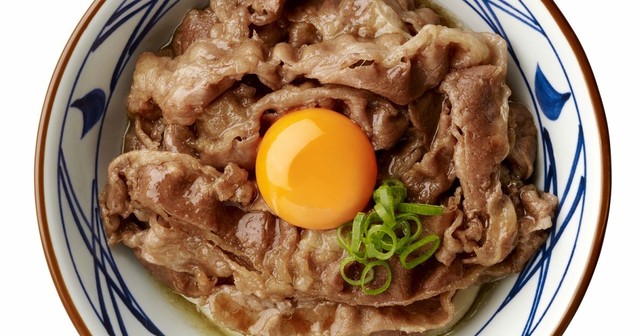 3日間限定『丸亀製麺』牛すき釜玉が400円に！クリスマスの夜は贅沢ビーフの熱々うどんで過ごそう!?