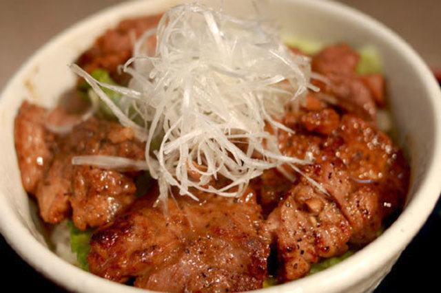 ステーキ×白飯の最強タッグ！全国のヨダレがでる「ステーキ丼」まとめ