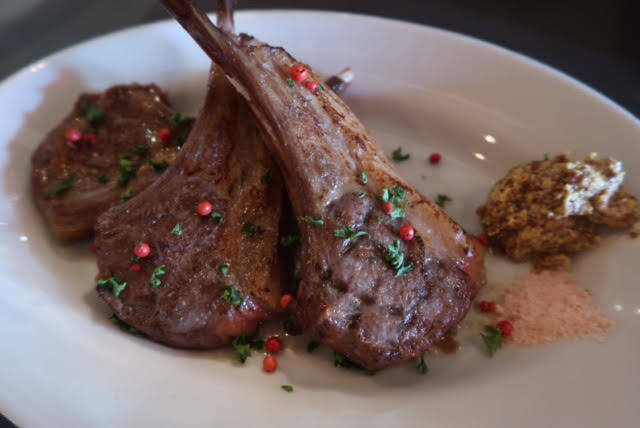 「炭焼きとワイン PEQUE（ペケ）」が12月8日にオープン。